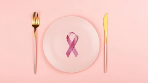 بالفيديو، الأطعمة التي تزيد نسبة الإصابة بسرطان الثدي مقابل تلك التي تحميكِ منه