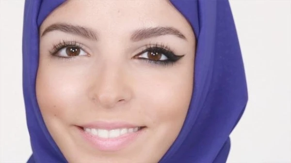 بالفيديو، طريقة سهلة لإبراز عيون المرأة المحجّبة ورفعها بالكحل الأسود