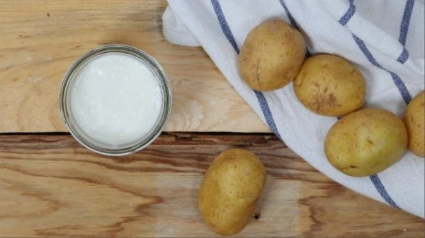 بالفيديو، الطريقة الصحيحة لاستخدام البطاطا للتخلّص من البقع الداكنة والتجاعيد