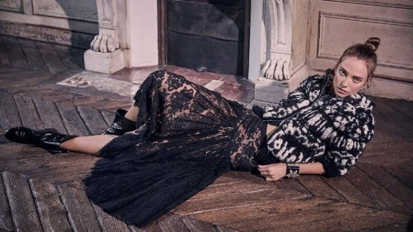 مجموعة Karl Lagerfeld الأخيرة بالتعاون مع Virginie Viard تتألّق أمام عدسات جمالكِ
