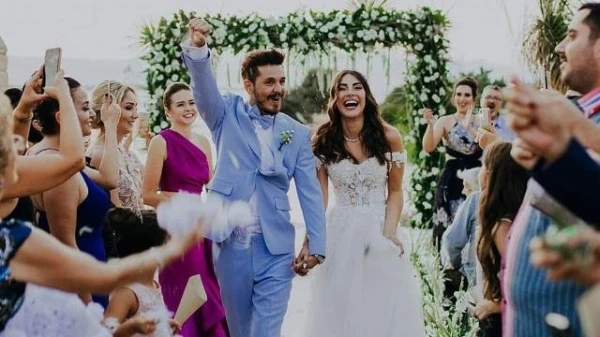 بالفيديو، 3 إطلالات مختلفة للممثلة التركية دنيز بايسال خلال حفل زفافها