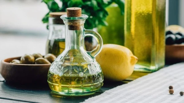 فوائد عصير الليمون وزيت الزيتون معاً: هل كنتِ تعلمين بها؟