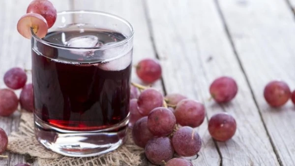 فوائد عصير العنب: يغذّي البشرة، يحرق الدهون وينشّط الذاكرة