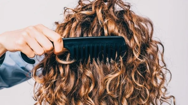 12 خطوة عليكِ القيام بها لتسريح الشعر الكيرلي بسهولة خلال الاستحمام وبعده