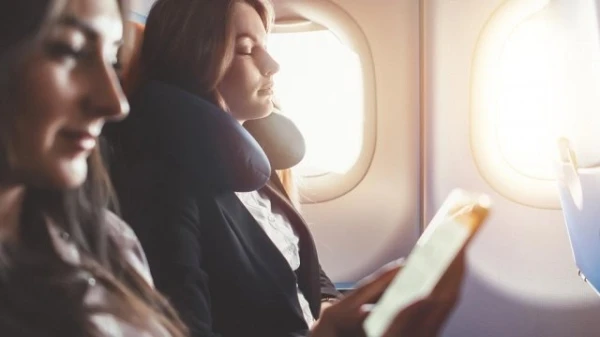 11 نصيحة  للحصول على نوم هادىء أثناء السفر على متن الطائرة