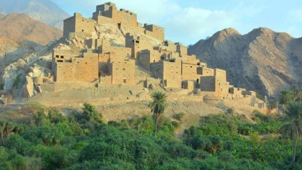السياحة في السعودية: قرية ذي عين الاثرية تتربّع على عرش الجبل في منطقة الباحة