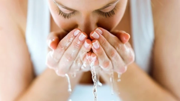بالفيديو، 6 أخطاء تقومين بها عند غسل الوجه، عليك تفاديها لبشرة مشرقة