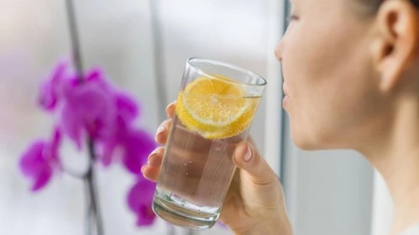 طرق تقليل الشعور بالعطش في رمضان: 5 مكونات يمكنكِ إضافتها إلى المياه في السحور