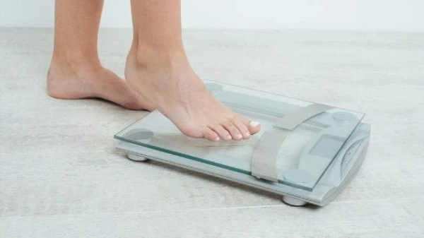 الطريقة الصحيحة والتوقيت الأنسب لتفقّد الوزن بواسطة الميزان