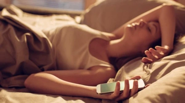 5 طرق لاستخدام الأجهزة الإلكترونية ليلاً، للحصول على نوم هنيء