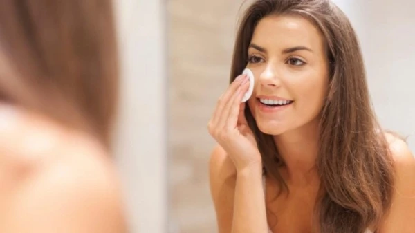 روتين العناية بالبشرة: هل عليكِ تقشير الوجه قبل أو بعد تنظيفه؟