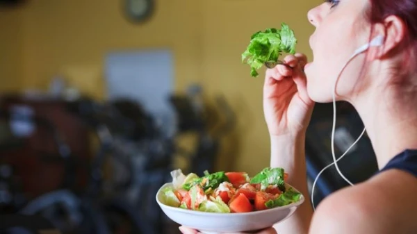 لماذا لا يجب تناول الخضراوات النيئة بعد الانتهاء من التمارين الرياضية؟