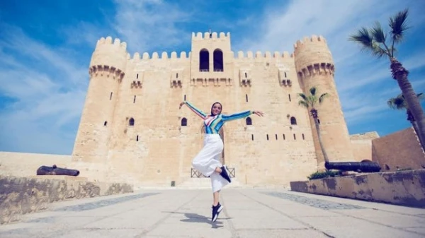 مقابلة مع إنجي الشاذلي... هي أكثر من أول راقصة باليه عربية محجبة!