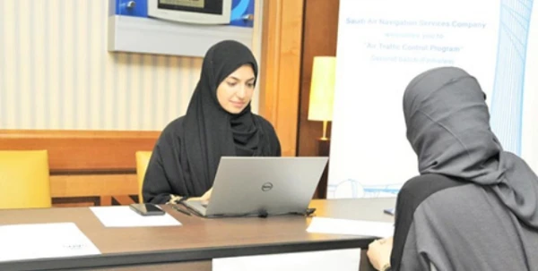 المرأة السعودية في الجوّ: 130 طالبة يتقدّمن لبرنامج المراقبة الجوية في المملكة العربية السعودية