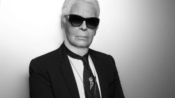 Karl Lagerfeld يفارق الحياة عن عمر الـ85: عملاق شامخ في عالم الموضة وخارجه