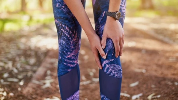 5 تمارين رياضية يمكنكِ ممارستها إذا كنتِ تعانين من ألم الركبة