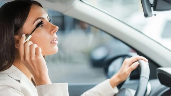 20 عادة عليكِ تجنّبها أثناء القيادة، للمحافظة على سلامتكِ وتفادي حوادث السير!