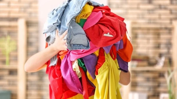 10 أخطاء تقومين بها عند غسل الملابس قد تتلفها، اكتشفي ما هي!
