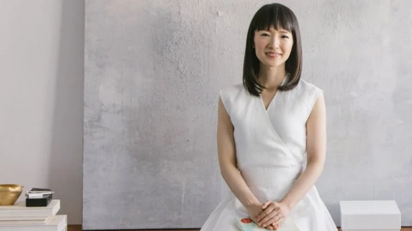 مستشارة تنظيم الأغراض Marie Kondo تعلّمكِ كيفيّة ترتيب خزانتكِ... استفيدي من نصائحها!