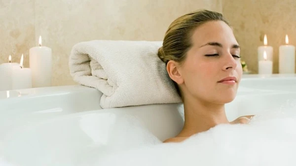 10 منافع مدهشة للإستحمام بالماء الساخن يومياً، اكتشفي ما هي!