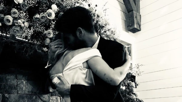 بالصور والفيديو، زواج Miley Cyrus من Liam Hemsworth وسط أجواء حميمة