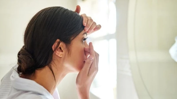 7 معلومات عليكِ معرفتها عن العدسات اللاصقة... اكتشفيها للحفاظ على صحة عينيكِ!
