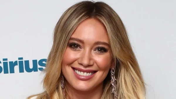 بخطوة غريبة، Hilary Duff تتناول البلاسينتا الخاصة بها بعد الولادة!