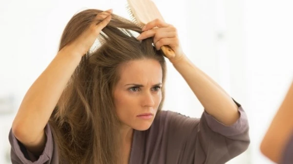 5 علاجات طبيعية عشبية ستخلّصكِ من قشرة الشعر بطريقة فعالة وآمنة