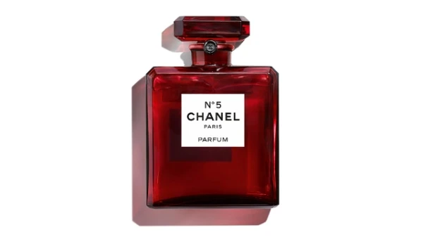 للمرّة الأولى، قارورة عطر Chanel N°5 باللّون الأحمر