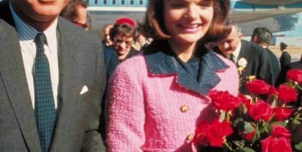 ماذا ارتدت Jackie Kennedy عند اغتيال زوجها؟