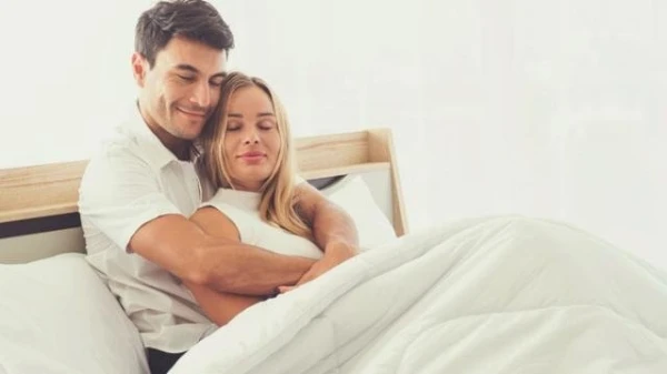 7 طرق للمبادرة بالعلاقة الحميمة قبل زوجكِ