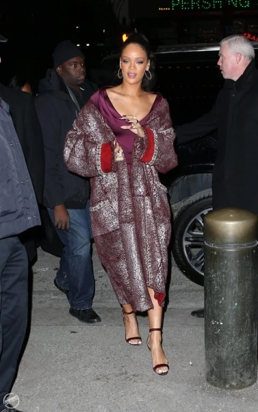 معطف Chanel المفضّل لدى Rihanna