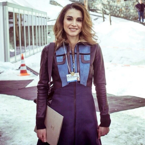الملكة رانيا تعتمد إطلالة دافئة عصريّة في سويسرا