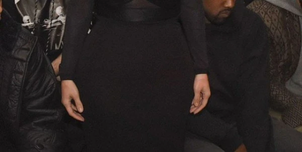 Kim Kardashian لا تمل من التصاميم السوداء!