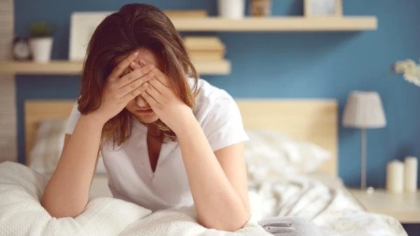 6 نصائح تساعد على إخفاء علامات التعب وقلة النوم