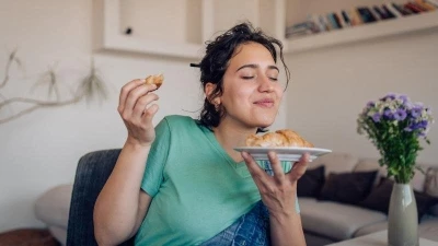 هل الإفراط في تناول الطعام في يوم واحد يؤدي إلى زيادة الوزن؟