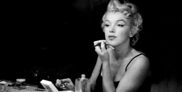 عيد ميلاد سعيد Marilyn Monroe
أغرب أسرار جمالها