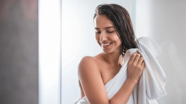 هل غسل الشعر يومياً يضرّ الشعر؟ إليكِ كل التفاصيل