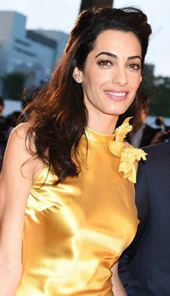Amal Clooney تسحر الجميع بفستانها الأصفر