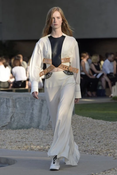Louis Vuitton تقدّم مجموعتها التحضيريّة لربيع 2016