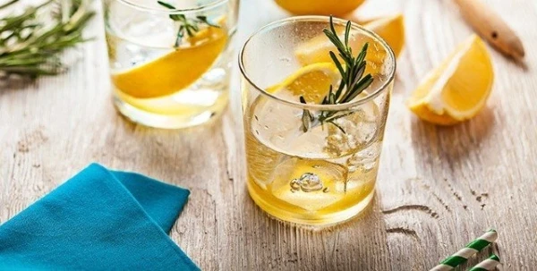 5 فوائد جماليّة خارقة مع كلّ كوبٍ من المياه والليمون
