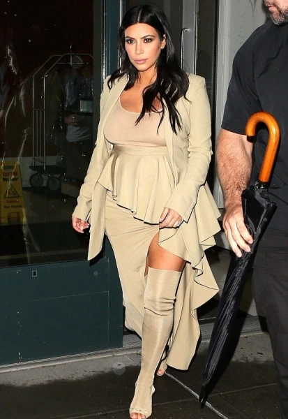 Kim Kardashian تستعيد إطلالاتها الكارثيّة