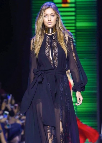 أسبوع الموضة الباريسيّ:
Elie Saab في حلّة جديدة تخطف الأضواء