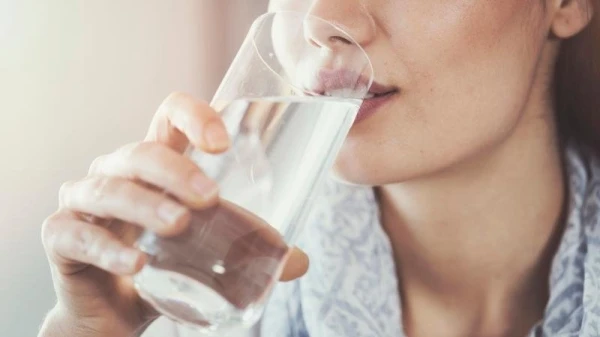 هل شرب المياه مع الأكل يساعد على خسارة الوزن؟