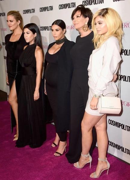 إطلالات مبهرة لعائلة Kardashian/Jenner في هوليوود