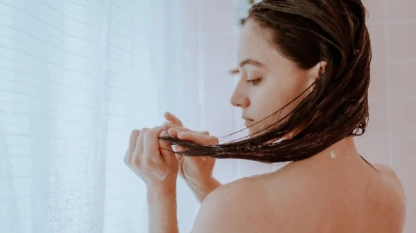 8 أخطاء قد تقومين بها أثناء غسل شعركِ... تجنّبيها