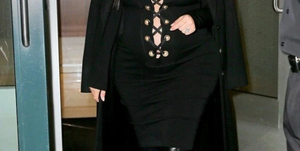 Kim Kardashian في فستانٍ دراماتيكيّ جذّاب