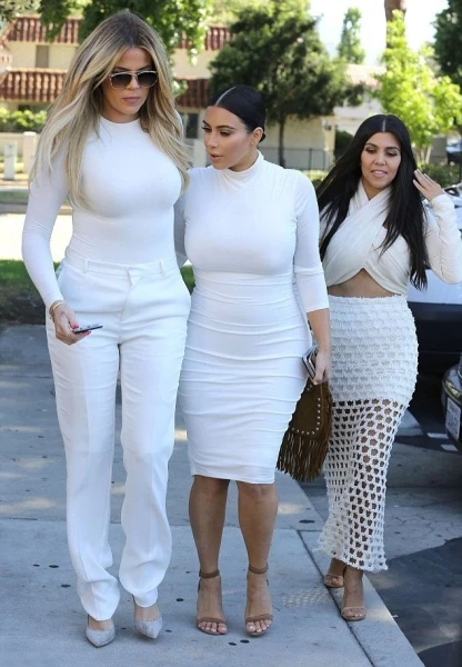 الأخوات Kardashian في 3 إطلالات عصريّة باللون الأبيض