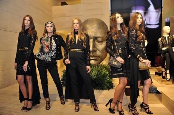 Elie Saab يعرض مجموعة من الأوشحة في Beirut Art Week