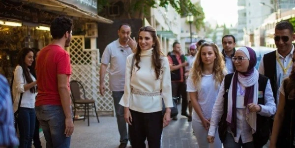 الملكة رانيا أنيقة خلال جولة مع ابنتها